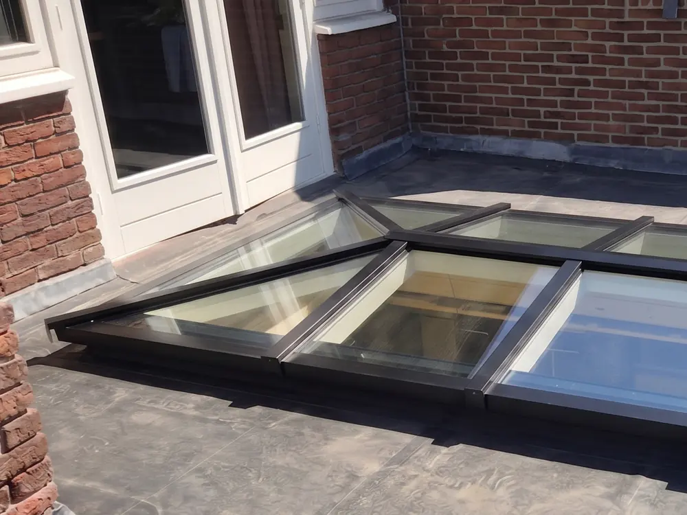 Schilddak lichtstraat op een aanbouw